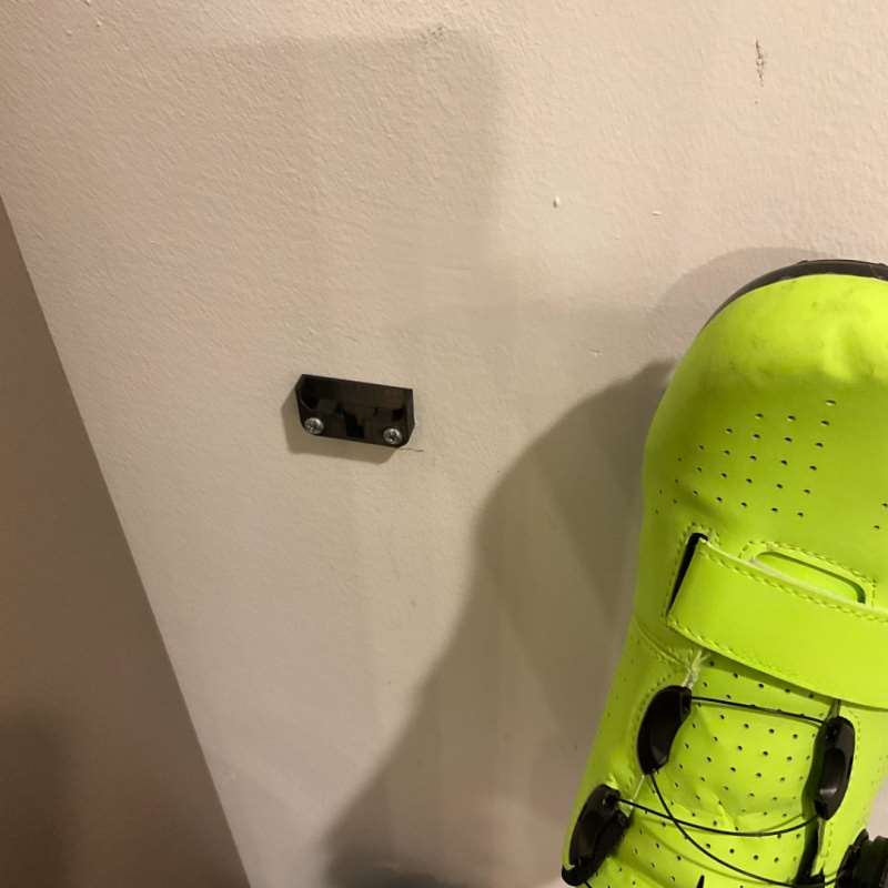 クイックリリース式サイクリングシューズ収納ラック 壁掛けホル - Cycling Gear Wall Organizer のレビューと価格